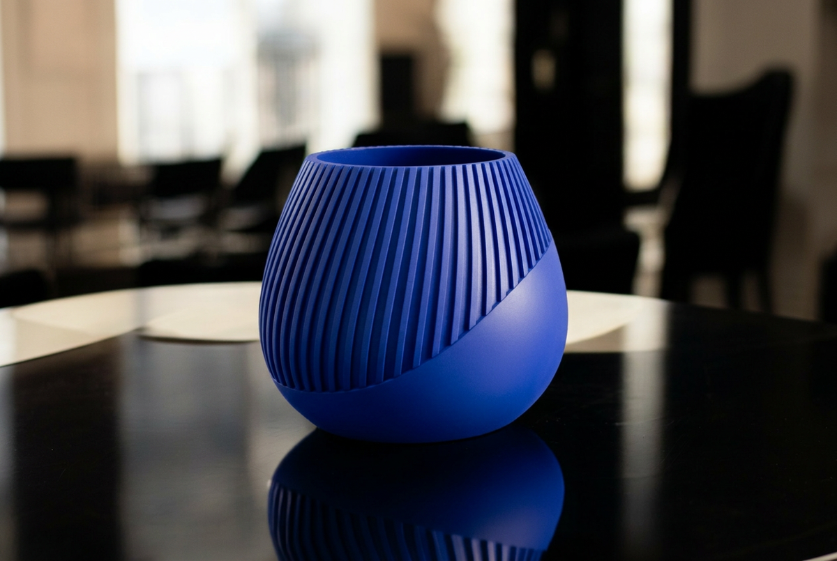 Vaso con righe diagonali blu