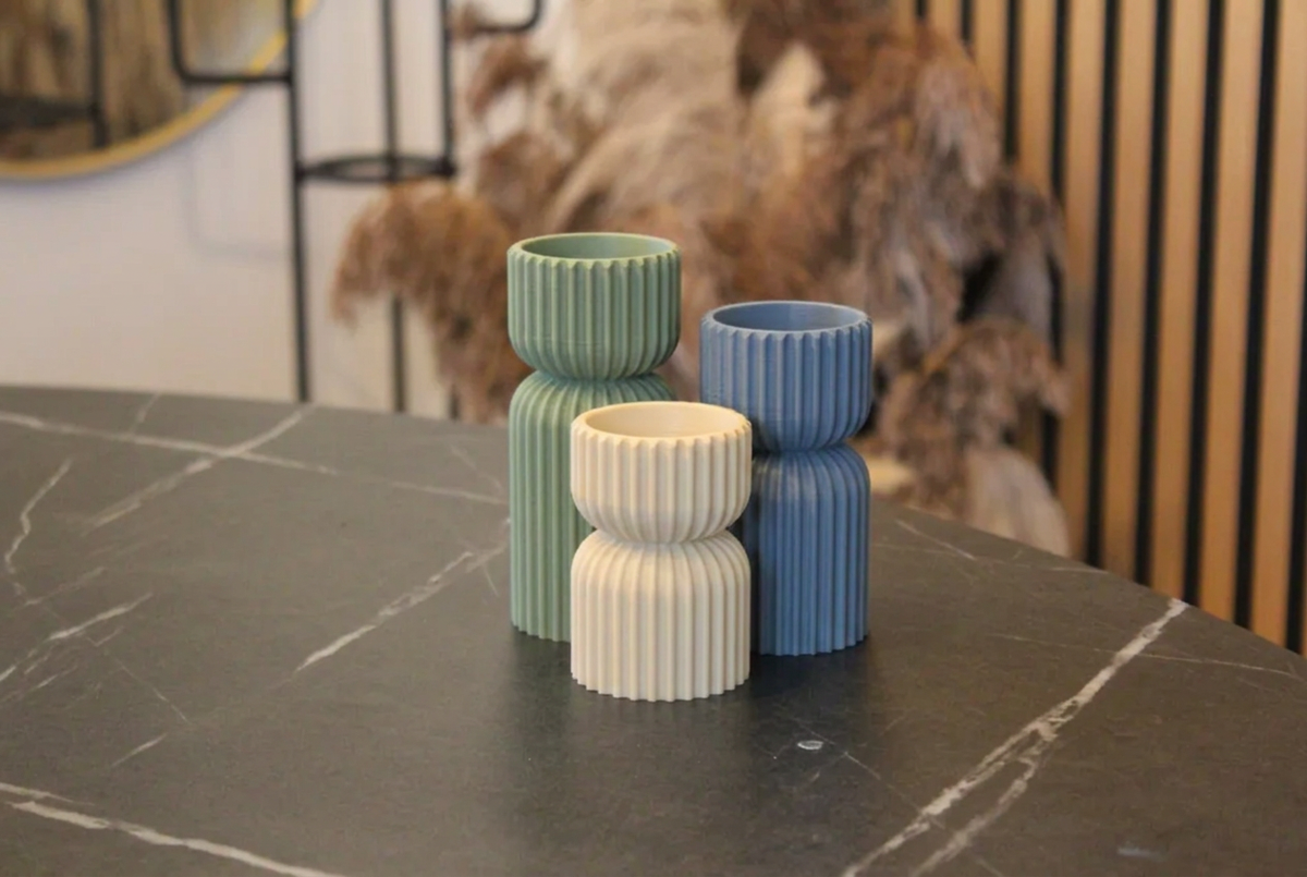 Set di tre portacandele a coste in verde salvia, azzurro polvere e avorio