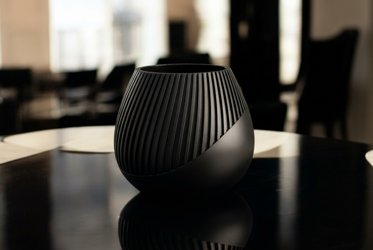 Vaso con righe diagonali nero